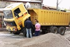 EDREMİT’TE İŞ KAMYONUNDA ÇIKAN YANGINI,              VATANDAŞLAR SÖNDÜRDÜ   Balıkesir’in
