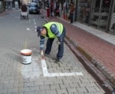 Edremit Belediyesi pazaryerinde, pazarcı esnafın yerini yeniden düzenledi. 