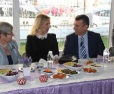 PROF. DR. CANAN KARATAY: “ZEYTİNYAĞI ANNE SÜTÜNÜN AYNISIDIR” Kalp ve İç Hastalıkları Profesörü Prof. Dr. Canan Karatay, Balıkesir’in