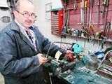 BURHANİYE’NİN “KIZIKLI İŞİ” BIÇAKLARI YOK SATIYOR Balıkesir’in Burhaniye ilçesine bağlı Kızıklı Mahallesi’nde 5 nesildir bıçakçılık mesleğini