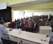 BAŞKAN SAKA’DAN YURT MÜJDESİ.. Edremit Belediye Başkanı Kamil Saka, Edremit Meslek Yüksel Okulu öğrencileri