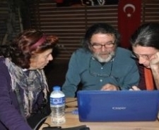 Şili’li Biyolog Edremit’te “Mahallemi Seviyorum” Projesini Anlattı Şili’de eko köyler kuran ve Birleşmiş Miletler tarafından desteklenen “Mahallemi