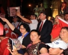 Edremit Kaymakamı Ali Sırmalı Halka Seslendi Edremit ilçesinde 2 günde demokrasi nöbeti tutan binlerce vatandaş Cumhuriyet