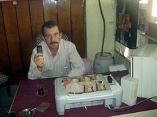 GAZETEYİ GÖRMESEYDİ DOLANDIRILACAKTI Havran’da Fotoğrafçı Ahmet Soylu dolandırılmaktan son anda kurtuldu.