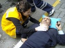  EDREMİT’TE YOLDA YÜRÜYEN YAYAYA ARAÇ AYNASI ÇARPTIBalıkesir’in Edremit ilçesinde yolda