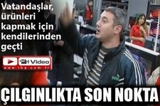 Yaklaşık 20 saat sıra bekleyen vatandaşlar, görevli polis memurlarının kendilerinden