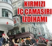 İstiklal’de kırmızı iç çamaşırı izdihamı Özellikle erkekler mağazanın 2. katından fırlatılan iç çamaşırını alabilmek için