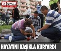 Hayatını kaşıkla kurtardı Antalya’da, otomobil ile motosikletin çarpışması sonucu iki