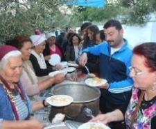 HACIARSLANLAR MAHALLESİ’NDE HIDRELLEZ COŞKUSU Edremit’in Hacıarslanlar Mahallesi’nde Hıdrellez coşkusu yaşandı. Edremit Belediyesi’nin desteği ile