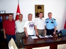 BURHANİYE’DE EMNİYET MÜDÜRÜNE PARTİLİ ZİYARETİ Balıkesir’in Burhaniye AK Parti İlçe Yönetimi, Emniyet Müdürü Tuncay Orhan’ı