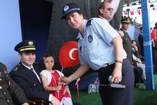 Başarılı Emniyet Müdürü Yavuz Sağdıç'ın minik kızıda, 19 Mayıs coşkusuna