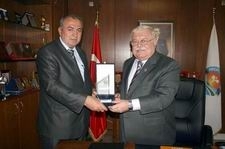 BAKKALLAR ODASI’NDAN ESNAF DOSTU BAŞKANA PLAKET Mustafa TERZİOĞLU – AHT