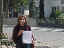 EMEKLİ ÖĞRETMENİN AÇILIM TEPKİSİ – EMEKLİ ÖĞRETMENİN AÇILIM TEPKİSİ– EDREMİT ASKERLİK ŞUBESİ’NE GİDEREK DİLEKÇE