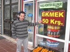 Balıkesir’in Edremit ilçesinde bir market, ekmeğin fiyatını 20 kuruş düşürdü.Azerbaycan