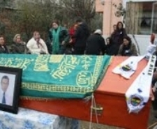 TABUTUNA FENERBAHÇE KAŞKOLU BAĞLANDI Geçtiğimiz hafta sonu Bursa’dan, İzmir’e gelirken arkadaşının kullandığı araca karşı