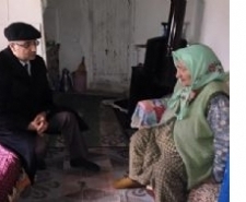 GÖMEÇ KAYMAKAMI YAVUZ’DAN NERİMAN TEYZEYE ZİYARET Balıkesir’in Gömeç Kaymakamı Naif Yavuz, ilçede yalnız yaşayan 85 yaşındaki