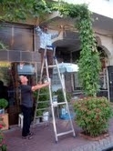 Balıkesir’in Burhaniye ilçesinde, işyerlerinin önünde yeşili artırmak için çalışan esnaflar