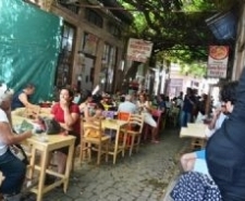 Balıkesir’in Ayvalık ilçe merkezinde bulunan tarihi Macaron Çarşısı’ndaki Camlı Kahve’yi