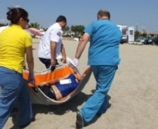 BURHANİYE’DE SAHİLDEKİ VATANDAŞLAR TATBİKATI GERÇEK SANDI Balıkesir’in Burhaniye ilçesinde, İtfaiye, 112 ve emniyet müdürlüğünün düzenlediği denizde