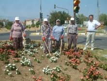 ÇİÇEKLER KADINLARA EMANET Balıkesir’in Burhaniye ilçesinde, geçtiğimiz bahar aylarında park ve kavşaklara dikilen