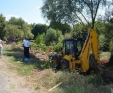 ÇAY KENARLARINDAKİ İŞGALLERE BELEDİYE OPERASYONU dremit’in Zeytinli Mahallesi’nde çay kenarında kaçak olarak yapılan çardak, baraka