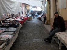 AYVALIK’TAKİ PAZARCI ESNAFI DERTLİ Balıkesir’in Ayvalık ilçesinde ekonomik kriz nedeniyle kan ağlayan esnaf