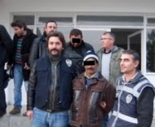 BURHANİYE’DE MAZOT HIRSIZLARI YAKALANDI Geçtiğimiz gece Balıkesir’in Burhaniye ilçesi Memiş Mahallesi’nde 2 kamyonetten 150