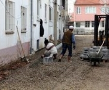 BURHANİYE’DE CUMHURİYET MAHALLESİ’NİN YOLLARI TAMAMLANMAK ÜZERE Balıkesir’in Burhaniye Belediyesi Fen işleri ekiplerinin Cumhuriyet Mahallesi’nde yaptığı çalışma