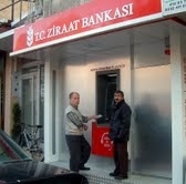 BURHANİYE’DE ESNAFIN ATM SEVİNCİ Balıkesir’in Burhaniye ilçesinde, Ziraat Bankası’nın çarşıda kurduğu ATM cihazı hizmete