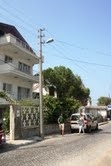 Balıkesir’in Ayvalık ilçesinde, 150 Evler Mahallesindeki bakımsız bir aydınlatma direğinin