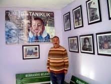 Balıkesir’in Burhaniye ilçesinde, Hürriyet Caddesi’nde bir işyerinin önüne bırakılan otomobil