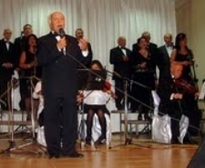 83’LÜK ŞARKICI SAHNEYE ÇIKTI Balıkesir’in Burhaniye ilçesinde, Ayvalık Mesut Duran Müzik Derneği’nin verdiği konser