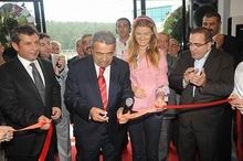 Crispino’yu Kamer Genç ve Tuğba Özay açtı.     1999 yılında