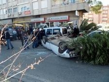 EDREMİT’TE 16 YAŞINDAKİ SÜRÜCÜ TRAFİĞİ ALT ÜST ETTİ DİREKSİYON HAKİMİYETİNİ KAYBEDEN ARAÇ, ORTA REFÜJÜ AŞIP KARŞI ŞERİDE GEÇTİ