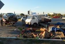 EDREMİT’TE KARAYOLU SEBZE MEYVE TARLASINA DÖNDÜ 2 kadının yaralandığı kazada, pazarcı kamyonetin kasası açılarak içindeki domates