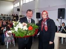  HAVRAN’DA BAŞKAN EŞİNE GÜL VERDİ, “HAYAT BOYU GÜLÜMSÜN”DEDİ   Hasan AKAR-İHA