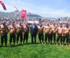 Edremit Belediyesi tarafından her yıl geleneksel olarak düzenlenen pehlivan güreşleri