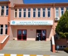 YÜKSEK OKUL AYVALIK’A ARTI DEĞER KATIYOR Balıkesir Üniversitesi’ne bağlı Ayvalık Meslek Yüksek Okulu, ilçeye artı değer