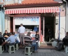 Balıkesir’in Burhaniye ilçesindeki köfteciler kalite ve fiyatları ile meydan okuyor.