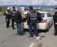 Asayiş Kontrolleri Kaymakam Tarafından Denetlendi Edremit Kaymakamı Ali Sırmalı, asayiş denetimleri yapan güvenlik güçlerini ziyaret