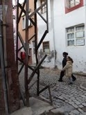 Balıkesir’in Ayvalık ilçesinde, Barbaros Caddesi üzerinde bulunan 4 ayaklı demir