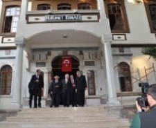 BALIKESİR VALİSİ MUSTAFA YAMAN EDREMİT’TE 500 YILLIK RESTORE EDİLEN HÜKÜMET KONAĞI’NI GEZDİ