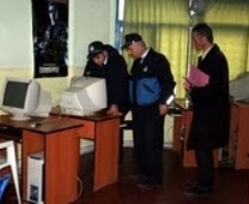 EDREMİT ‘TE İNTERNET KAFELERE ŞOK BASKIN Balıkesir’in Edremit Belediyesi zabıta ekipleri, ilçede faaliyet gösteren internet kafelere