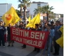 Balıkesir’in Ayvalık ilçesinde, KESK’e bağlı Eğitim-Sen Ayvalık Baş temsilciliğinden hükümetin