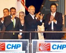 KILIÇDAROĞLU AYVALIK’TA “4 YILDA YOKSULLUĞU TOPRAĞA GÖMECEĞİM” CHP Genel Başkanı Kemal Kılıçdaroğlu, “4 yılda yoksulluğu toprağa gömeceğim.