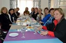 YARDIMSEVENLER DERNEĞİ YARDIM İÇİN KOŞUYOR Dernek başkanı Nihal Molvalıoğlu ve yönetim kurulu üyeleri bir okulun