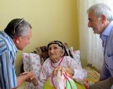 111 yaşındaki Yasma nine, ameliyatını yapan doktorun kendisini evinde ziyaret