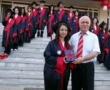 BURHANİYE’DE KOLBASTILI MEZUNİYET COŞKUSU Balıkesir’in Burhaniye Atatürk Anadolu Sağlık Meslek Lisesi’nde düzenlenen mezuniyet töreninde