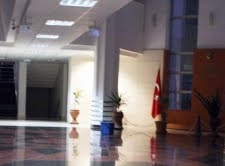EDREMİT ADLİYESİ’NİN ÇATISI AKIYOR Balıkesir’in Edremit ilçesinde hizmet veren, lüks standartlara sahip Adliye Sarayı
