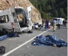Mültecileri Taşıyan Minibüs İstinat Duvarına Çarptı: 9 Ölü 30 Yaralı